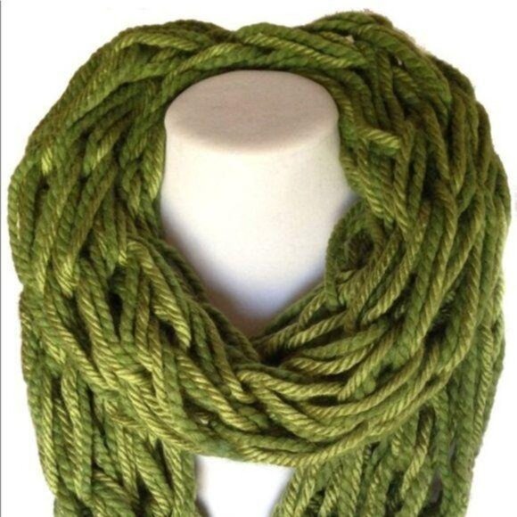 MunandMe Green Chunky Knit Infinity Scarf With Coconut Button Cuff One Size - Picture 2 of 2
